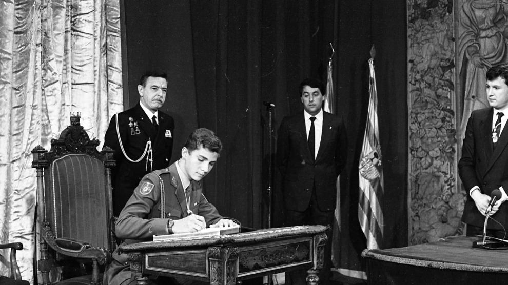 Como cadete en la Academia General Militar, don Felipe recibió, en el Salón del Trono, la Medalla de las Cortes de Aragón un 10 de mayo de 1986 a manos de Antonio Embid, presidente de las Cortes.