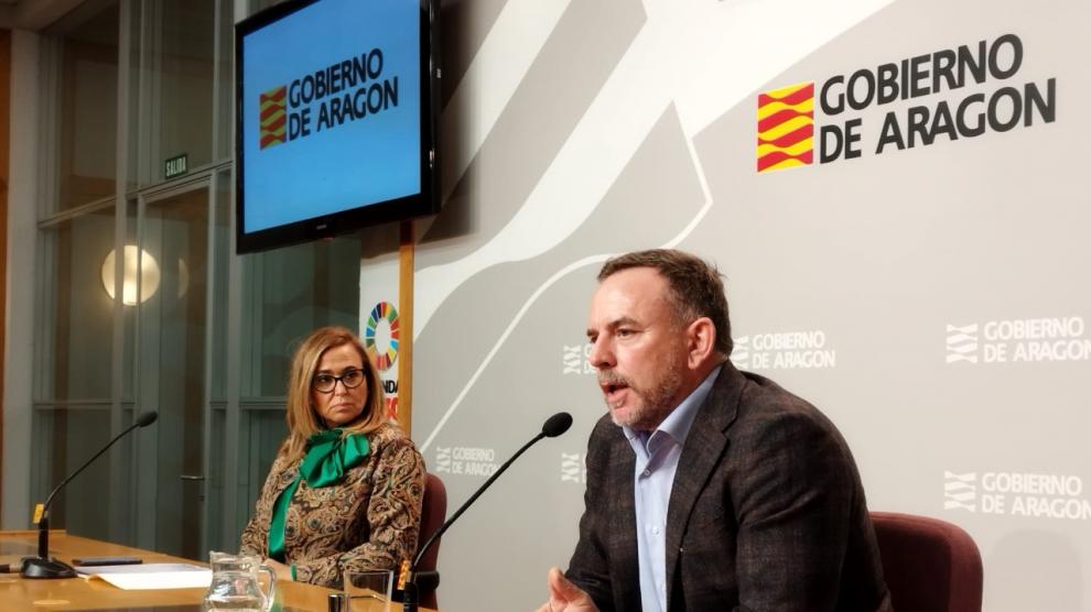 La vicepresidenta aragonesa, Mayte Pérez, con el presidente del Clúster de la Energía en Aragón, Pedro Machín.