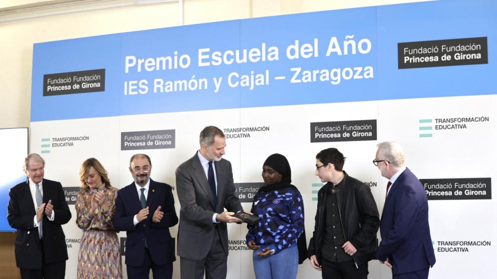 Felipe VI entrega el premio de Mejor Escuela del Año 2021 a Fatumata Sillah y Roy Bustillo