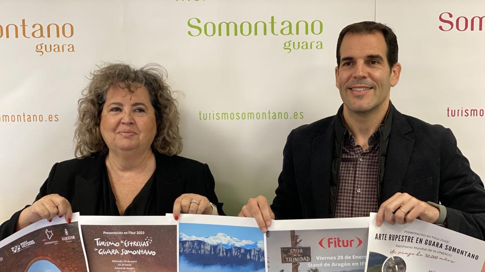 María Morera y Daniel Gracia con las cartelas de las cinco presentaciones que darán a conocer en Fitur.