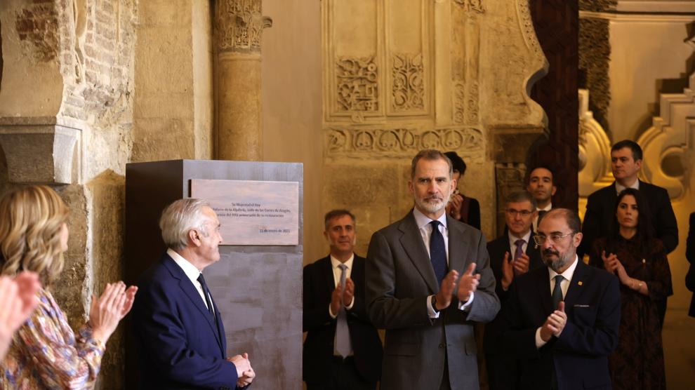Felipe VI, con Sada, Lambán y Alegría, en el palacio de la Aljafería.