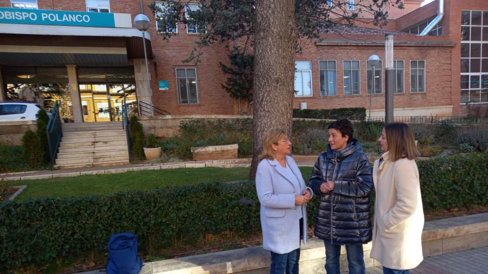 Las populares María del Carmen Pobo, Ana Marín y Rosa Sánchez, a las puertas del hospital Obispo Polanco.