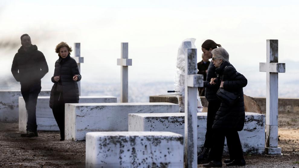 Doña Sofía visita el cementerio real de Tatoi, donde será enterrado Constantino