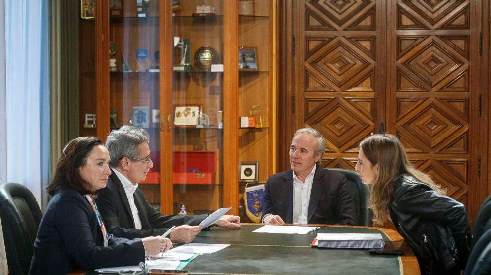 El alcalde de Zaragoza, Jorge Azcón, y la concejal de Hacienda, María Navarro, junto a los ediles de Vox, Julio Calvo y Carmen Rouco.
