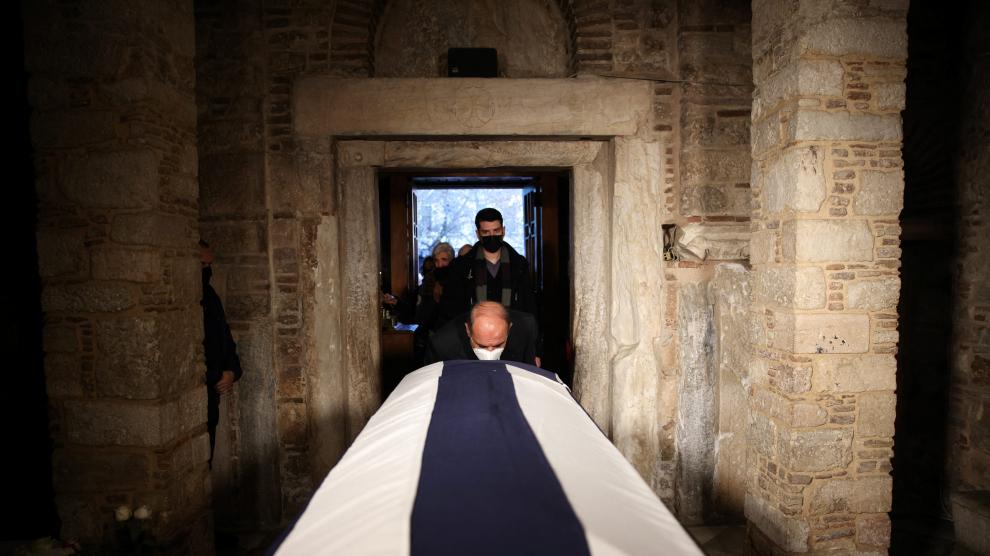 People pay their respects to former King of Greece Constantine II at Saint Eleftherios chapel, where he lies at rest before the funeral service, in Athens, Greece, January 16, 2023. REUTERS/Alkis Konstantinidis GREECE-ROYALS/KING-FUNERAL