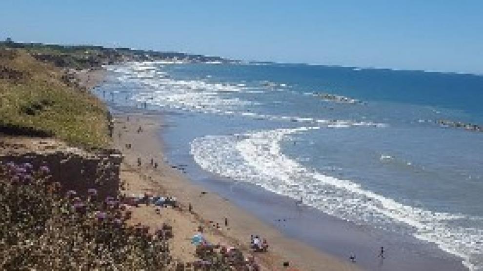Playa los Acantilados, en el Mar de la Plata.
