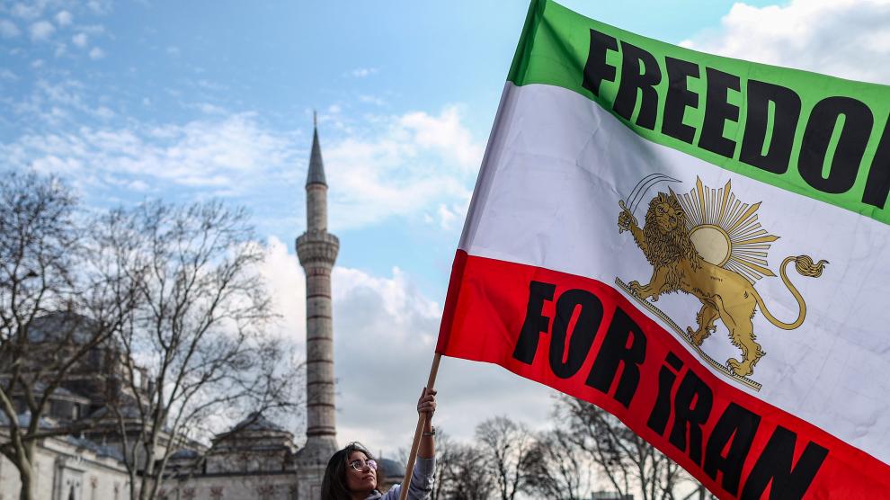 Una mujer iraní ondea una bandera en Estambul, Turquía, por la libertad de Irán.