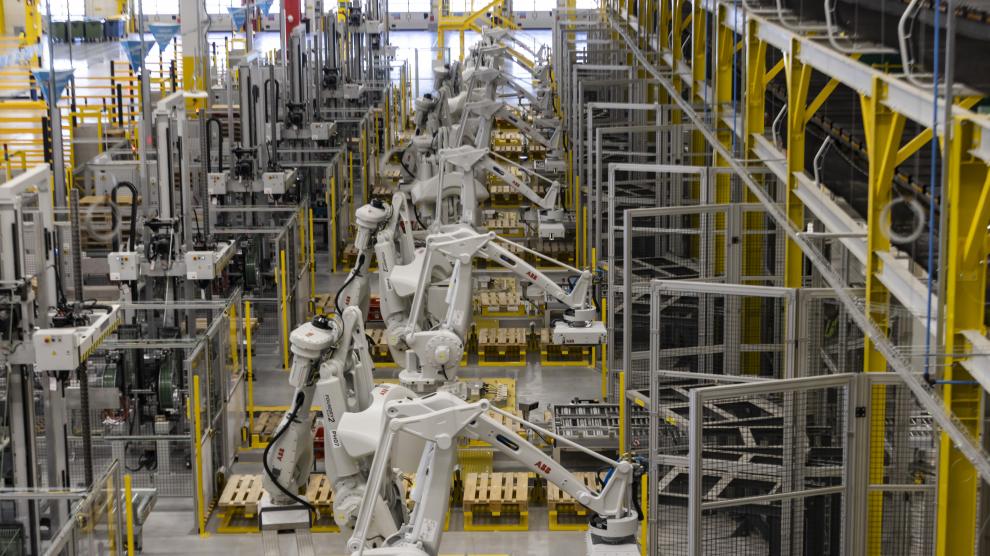 Amazon ha instalado 17 brazos robóticos en Plaza para preparar 3.000 envíos a la hora en palés.