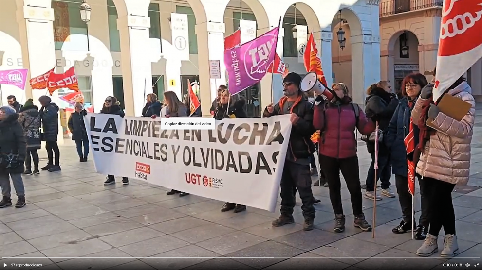 Protesta de las trabajadoras de la limpieza, e su quinto día de huelga, ante la sede de Ceos-Cepyme en Huesca.