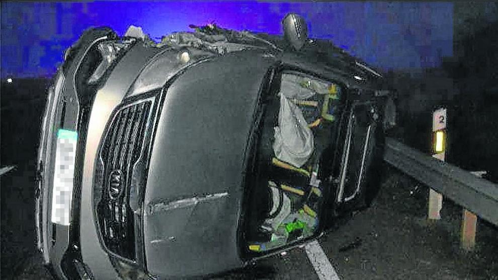 El coche causante del accidente quedó volcado en la carretera tras la colisión mortal.