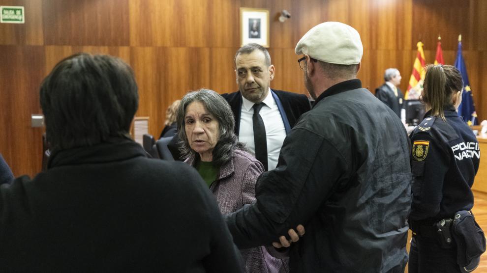 La acusada, Carmen Villa, en el momento de abandonar la sala de la Audiencia tras conocer el veredicto del jurado.