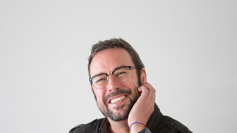 Ángel Petisme celebra sus 45 años en la poesía y en la música.