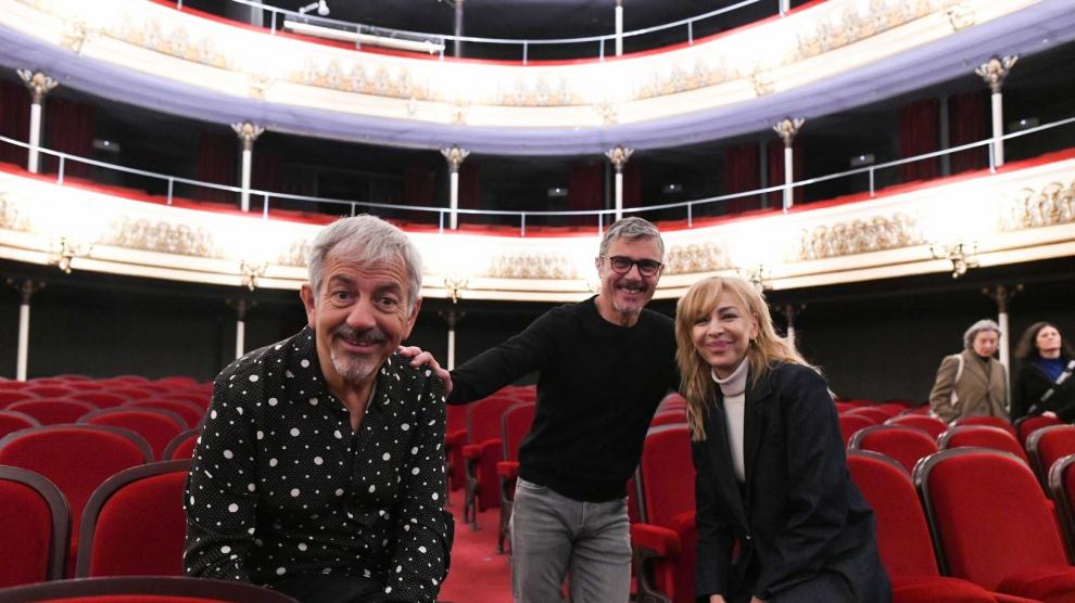 Carlos Sobera, Angel Pardo y Elisa Matilla en el patio de butacas del Teatro Principal.