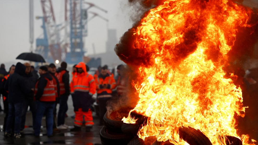 Trabajadores de la refinería ubicada en el puerto de Saint-Nazaire queman neumáticos
