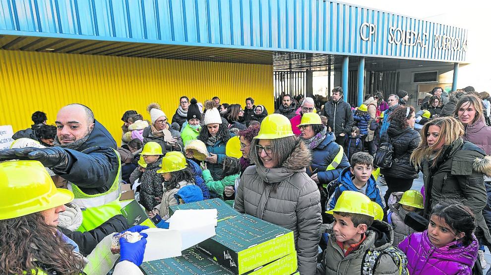La ampa del colegio Soledad Puértolas de Zaragoza ha repartido más de 200 raciones de roscón durante la protesta.