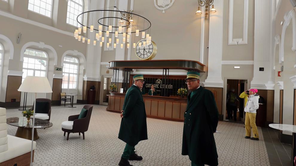 Clientes, vecinos y turistas han querido visitar el hotel en el día de su apertura.