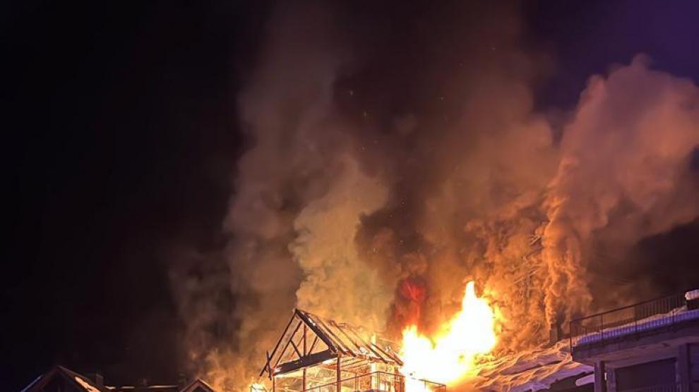 Varias viviendas han tenido que ser desalojadas en la tarde-noche de este domingo como consecuencia del fuego originado en una chimenea.