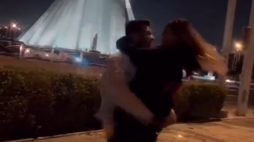 Amir Ahmadi y Astiaj Haghighi bailando en una calle de Teherán