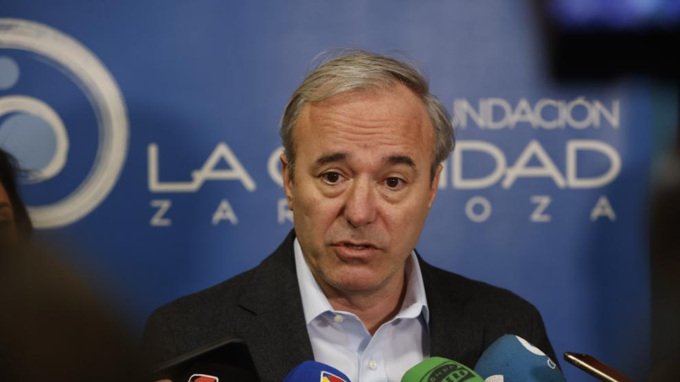 El alcalde de Zaragoza, Jorge Azcón, atiende este martes a los medios de comunicación.