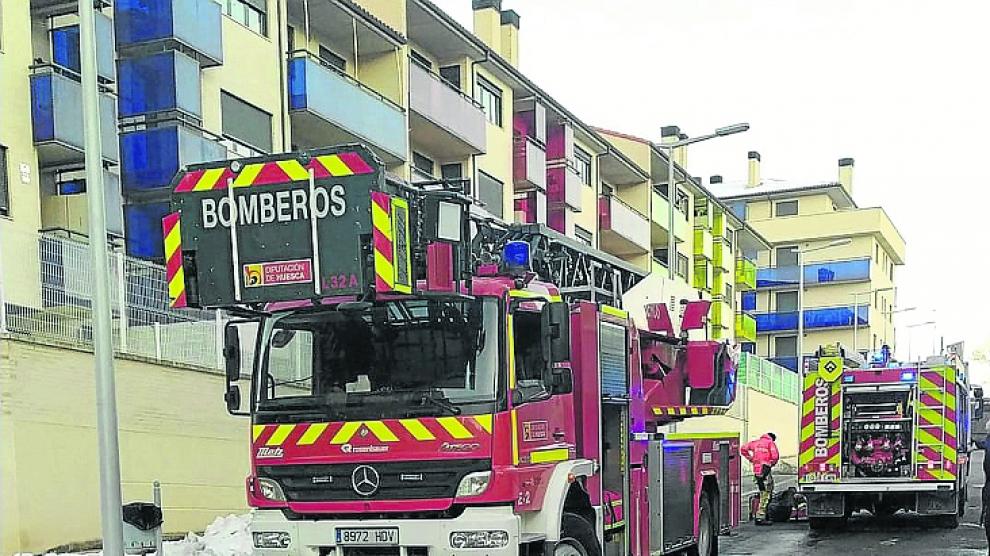 Dos camiones de bomberos, en la calle donde se produjo el incendio de la cocina.