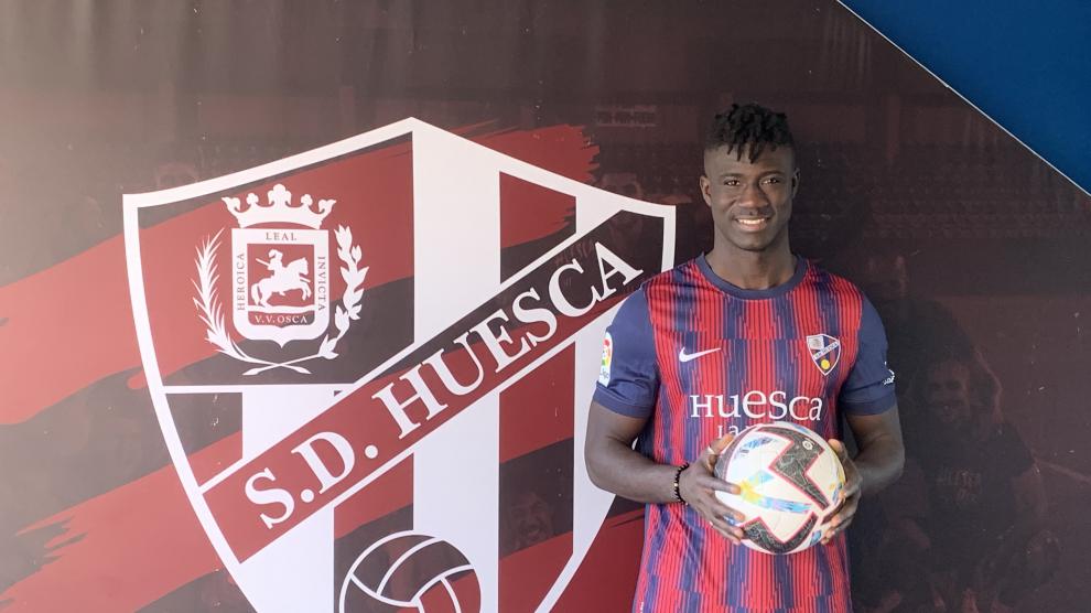 Samuel Obeng posa vestido de azulgrana con el escudo de la SD Huesca.
