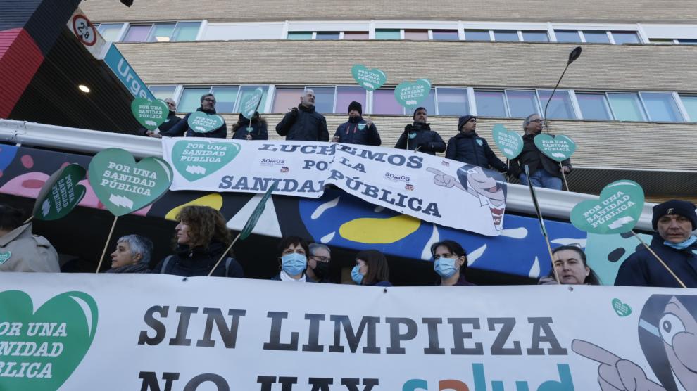 Unos 20 trabajadores se han manifestado a las puertas del Hospital Infantil.