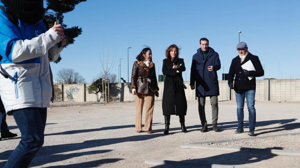 La concejal de Movilidad, Natalia Chueca, señala a una de las nuevas plazas de aparcamiento.