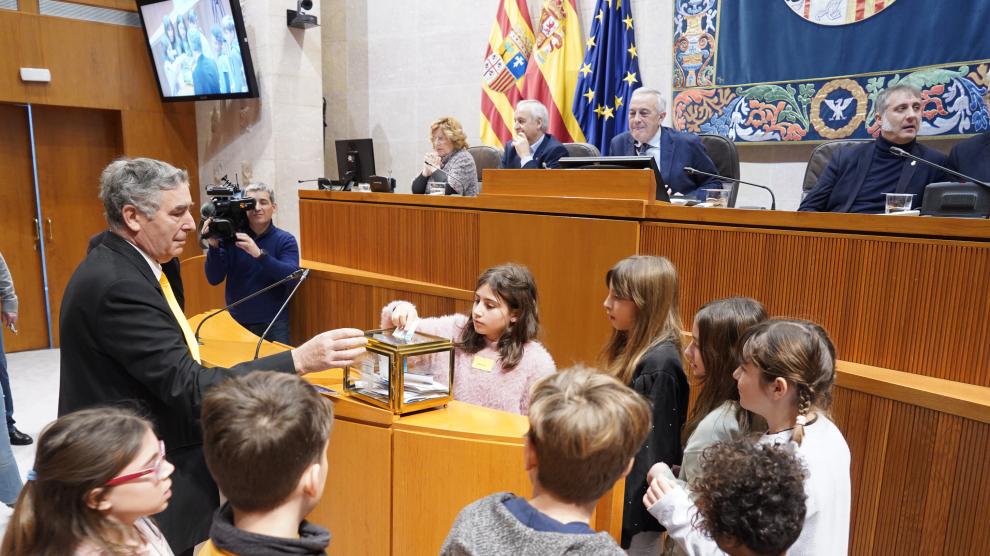 Tras los discursos se realizó una votación para elegir las mejores propuestas presentadas por los niños.