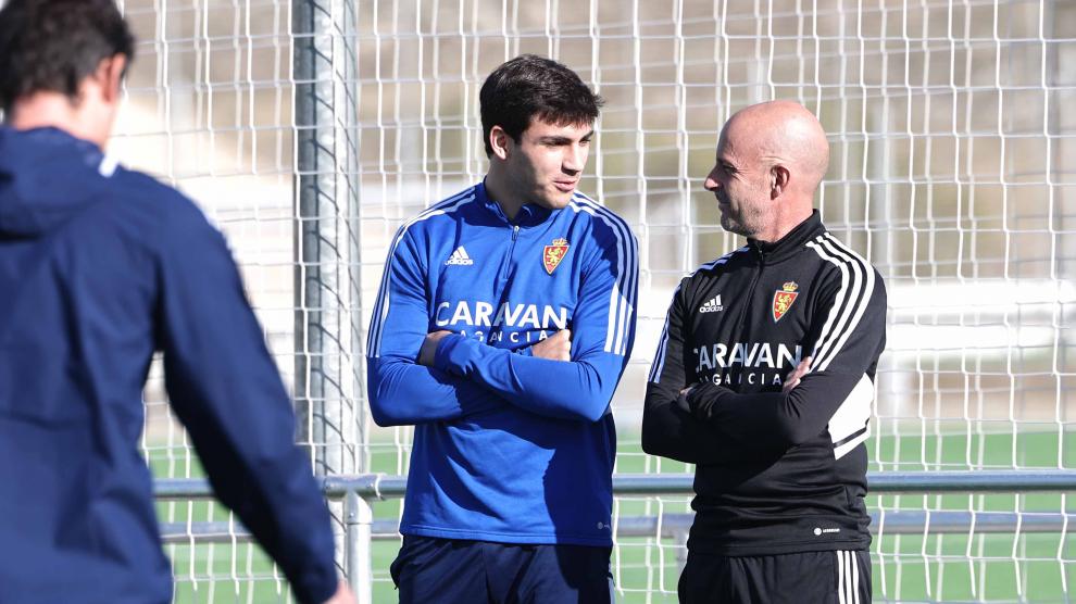Iván Azón conversa con Andrés Ubieto, recuperador del Real Zaragoza, durante un entrenamiento en la Ciudad Deportiva.
