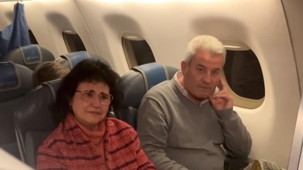 Los padres del piloto, visiblemente emocionados.