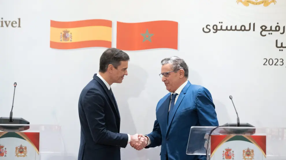 Pedro Sánchez estrecha la mano del primer ministro marroquí Aziz Akhannouch.
