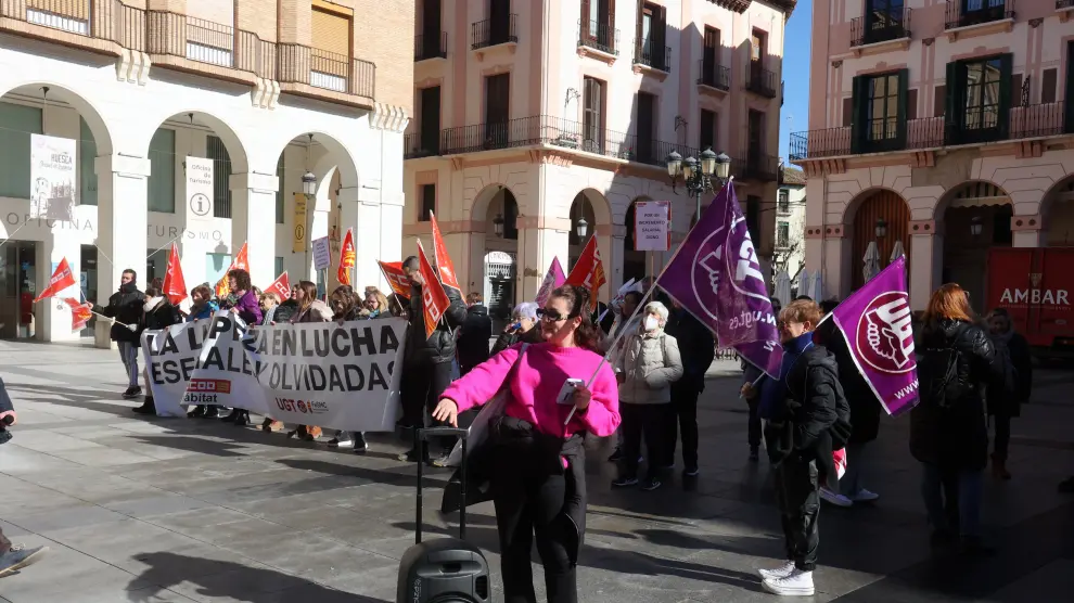 Trabajadoras del sector de la limpieza de edificios y locales de Huesca, ayer en la plaza López Allué.