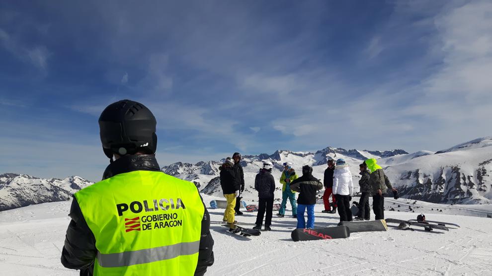 Inspección de la Unidad Adscrita de la Policía Nacional en una estación de esquí del Pirineo.