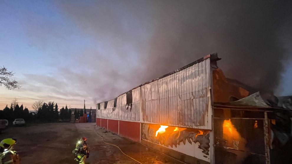 Integrantes del Speis, sofocando el incendio declarado en una nave agrícola en el término municipal de Binaced.