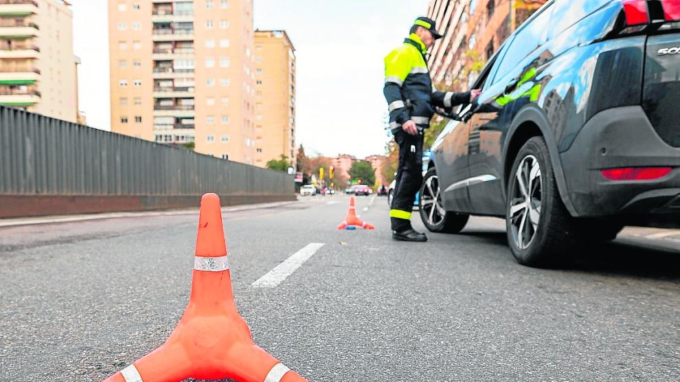 Un control de la Policía Local en la calle de Violante de Hungría de Zaragoza.
