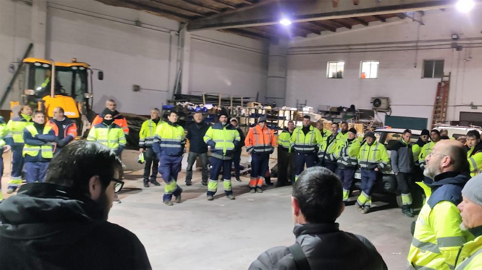 Asamblea de trabajadores municipales en Huesca.
