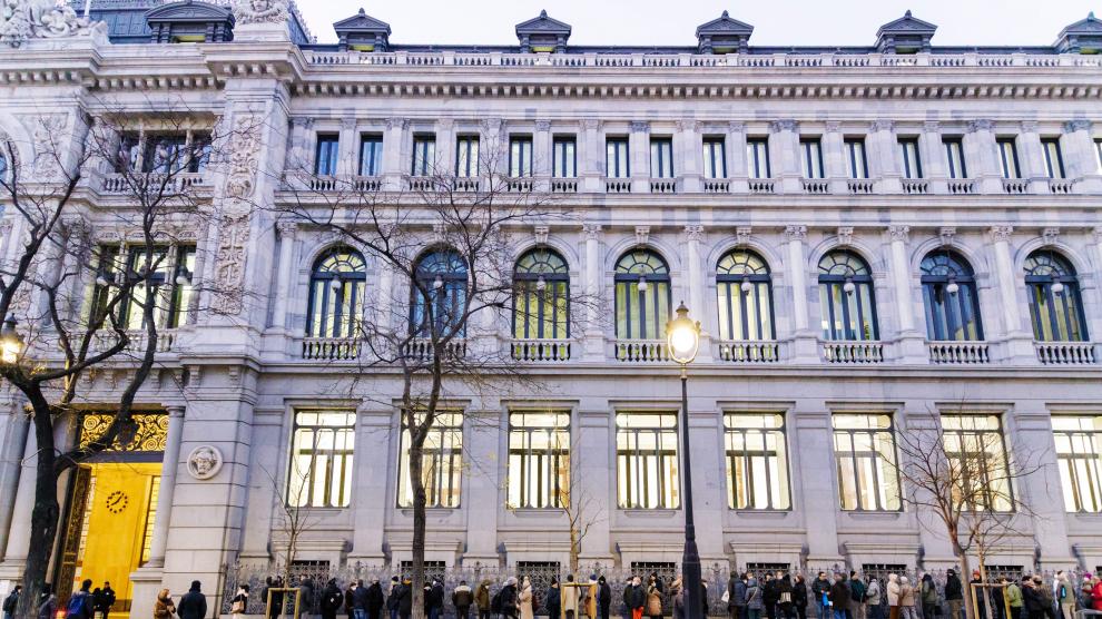 Decenas de personas hacen cola para contratar Letras del Tesoro, en el Banco de España, a 3 de febrero de 2023, en Madrid