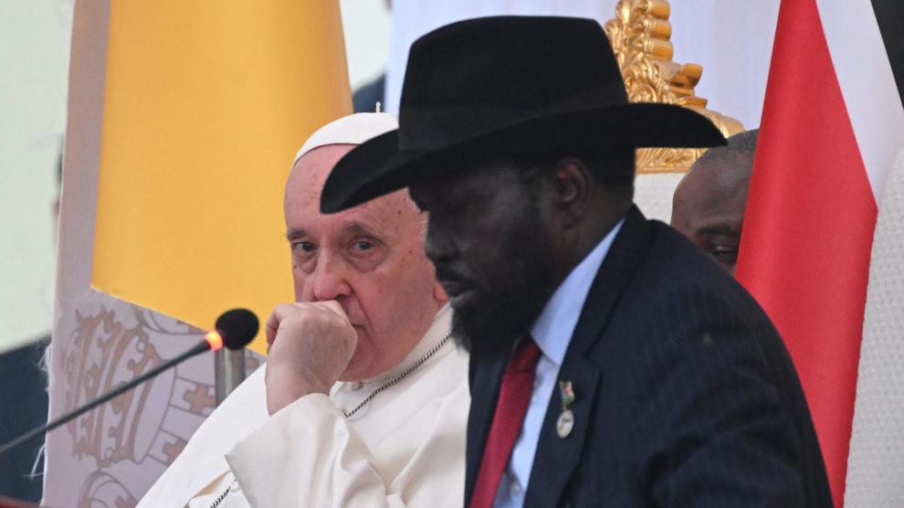 El papa Francisco y el presidente de Sudán del Sur Salva Kiir durante su encuentro en el país africano.