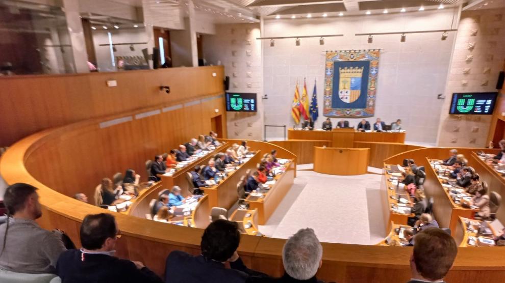 A la sesión de Las Cortes ha asistido una representación política de la comarca.