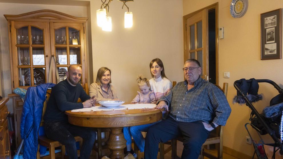 Maksym Malaschenko, Pilar Duarte, Irina con Adelina en brazos y Carmelo Herrando. Una pareja zaragozana de acogida de niños de la zona de Chernóbil convive en su hogar con su 'hijo' ucraniano y su familia.