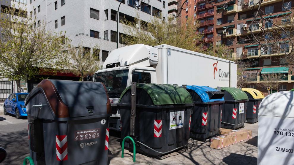 Contenedores de recogida selectiva de residuos en una calle de Zaragoza.