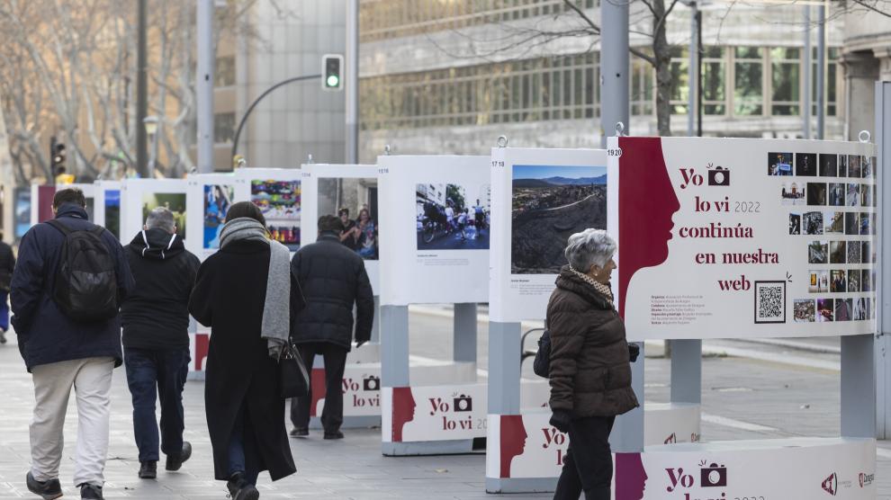 Exposición de imágenes realizadas por fotoperiodistas aragoneses, titulada 'Yo lo ví', en la Gran Vía de ZaragozaPASEO DE LA GRAN VIA ( ZARAGOZA ) / 15/02/2023 / FOTO : OLIVER DUCH