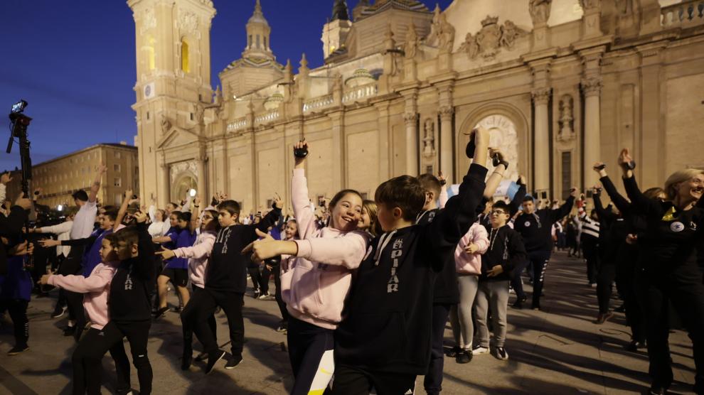 Miles de personas han bailado jotas en la plaza del Pilar para visibilizar el cáncer infantil.