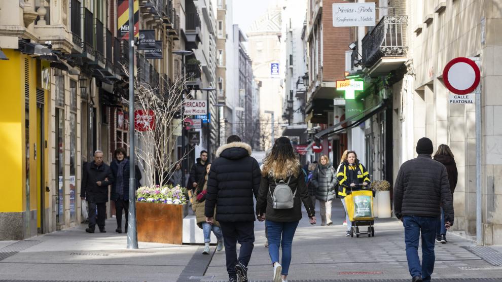 La remozada calle San Miguel ya ha mostrado su nueva cara. Este martes por la mañana el alcalde de Zaragoza Jorge Azcón ha presentado rel resultado de unas obras que se han prolongado durante casi un año. Un tiempo que ha resultado duro para comerciantes y vecinos.