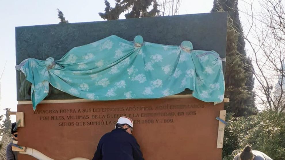 El monumento, obra de Jesús Gazol, ya se ha instalado en la ribera.