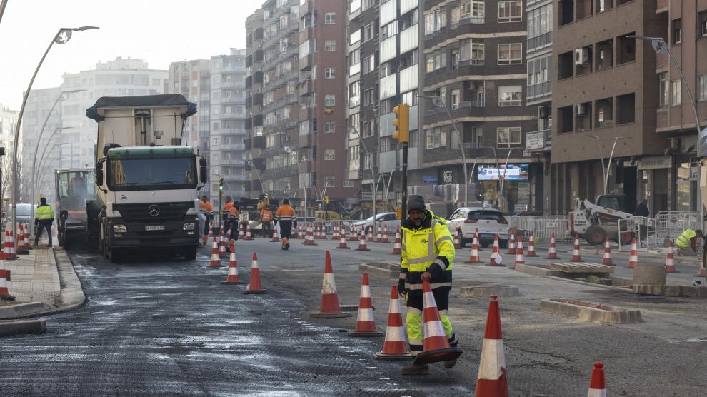 Trabajadores y máquinas, ayer, en las obras de renovación de la avenida de Navarra