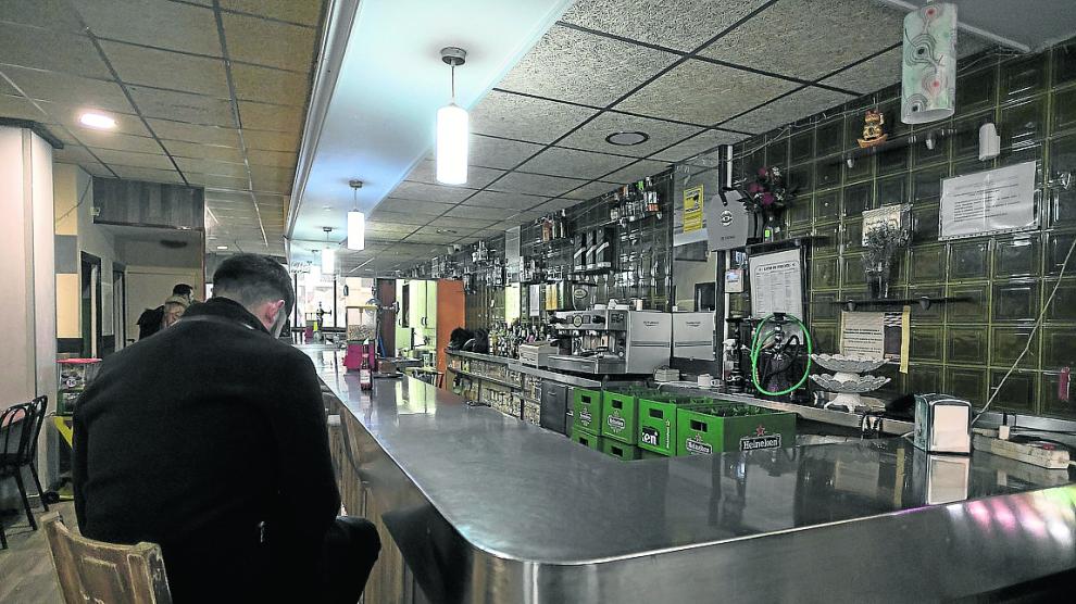 Interior del bar el Cubetazo, en el barrio de Las Delicias de Zaragoza.