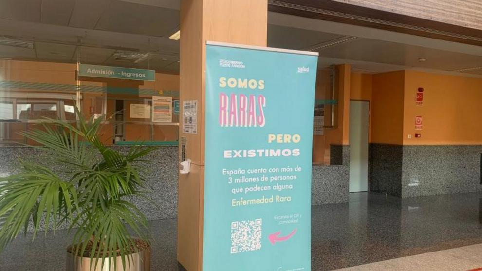 Cartel de la campaña Somos raras pero existimos, en las instalaciones del Hospital Universitario Miguel Servet de Zaragoza.