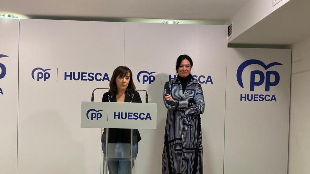 Gemma Allué, actual portavoz del PP en el Ayuntamiento de Huesca, y Lorena Orduna, candidata popular a la alcaldía oscense.