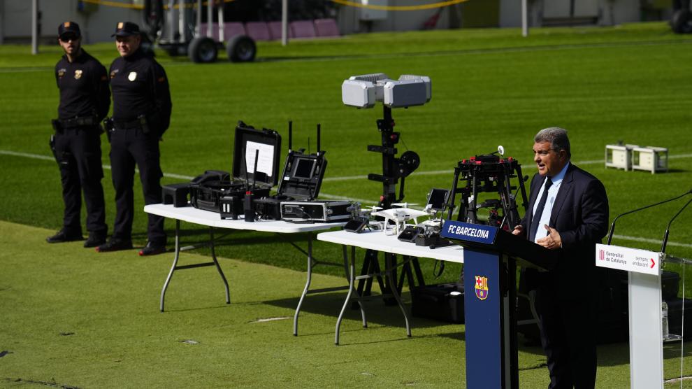 El presidente del FC Barcelona, Joan Laporta, durante la presentación del sistema Kuppel de seguridad aérea, tras la cual aseguró que "en breve" dará "todas las explicaciones necesarias", respecto al caso Negreira